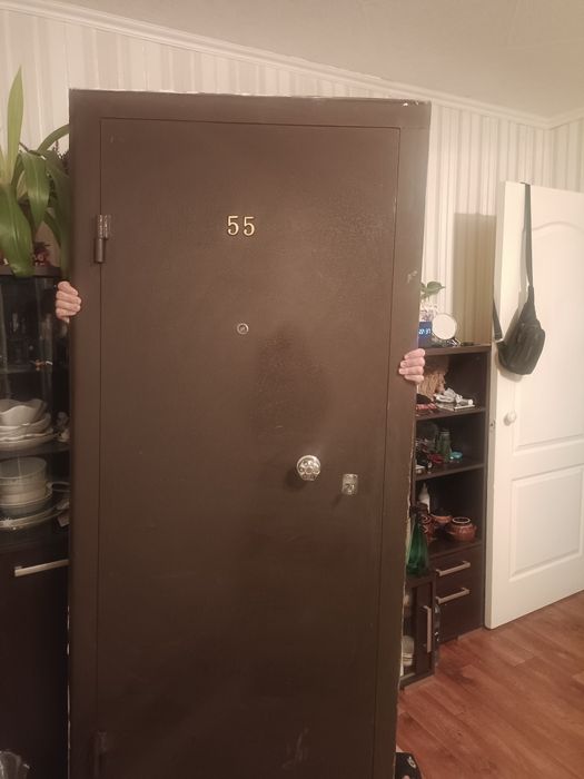 Продоется  Входная дверь