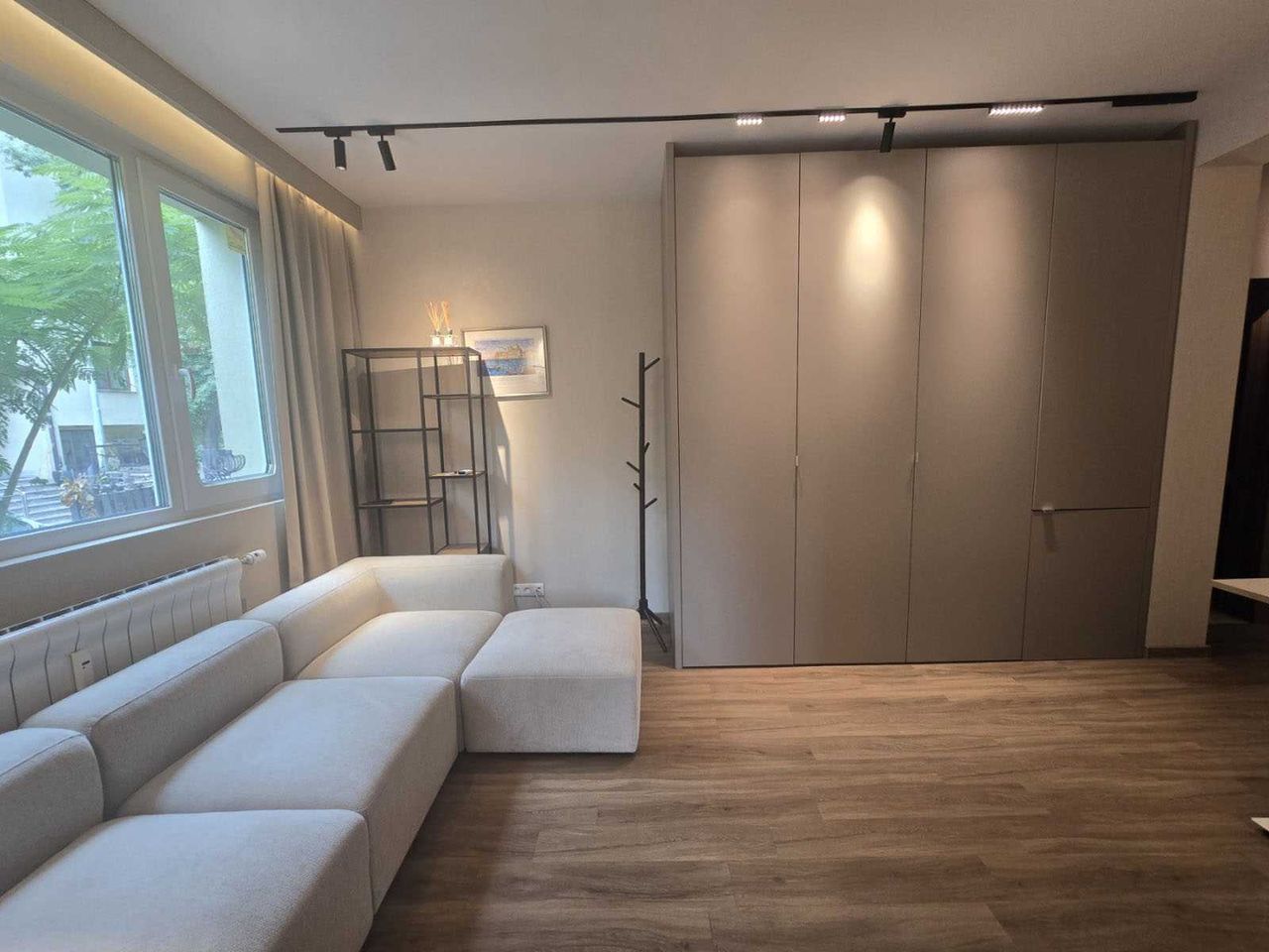 Дава се под наем Двустаен апартамент в София, Изток - 45 кв.м за 613 € - Снимка #1