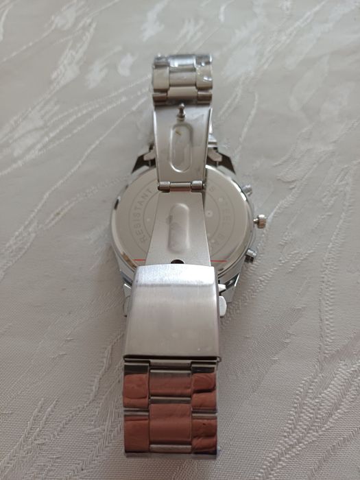 Продавам часовник орис нов с кутия