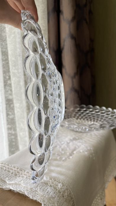 Продам две вазы из литого стекла