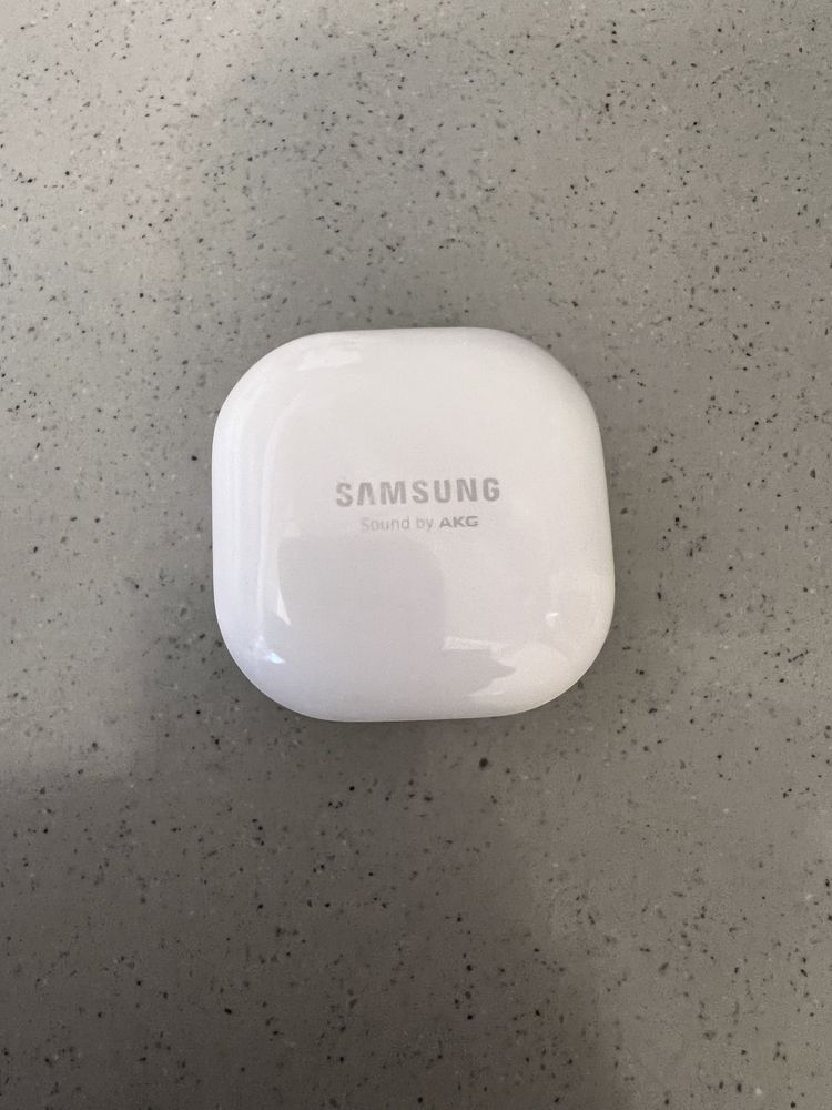 Продам Samsung galaxy Buds 35.000тг. Работает отлично, без зарядки.