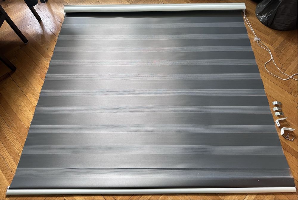 Vând jaluzea 162 / 157 cm