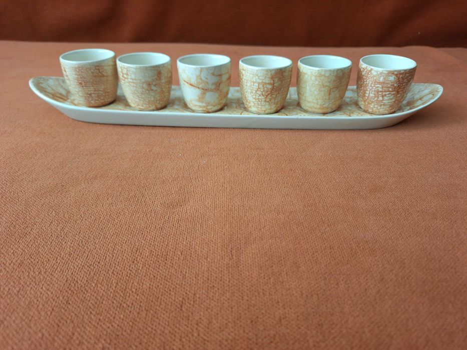 Pahare vechi pentru tuica din portelan vechi romanesc, inclusiv suport