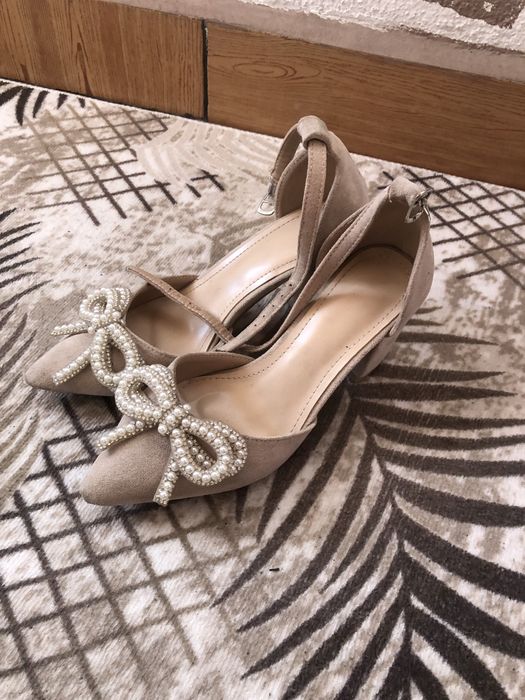 Официални токчета 35 ном. Много запазени.