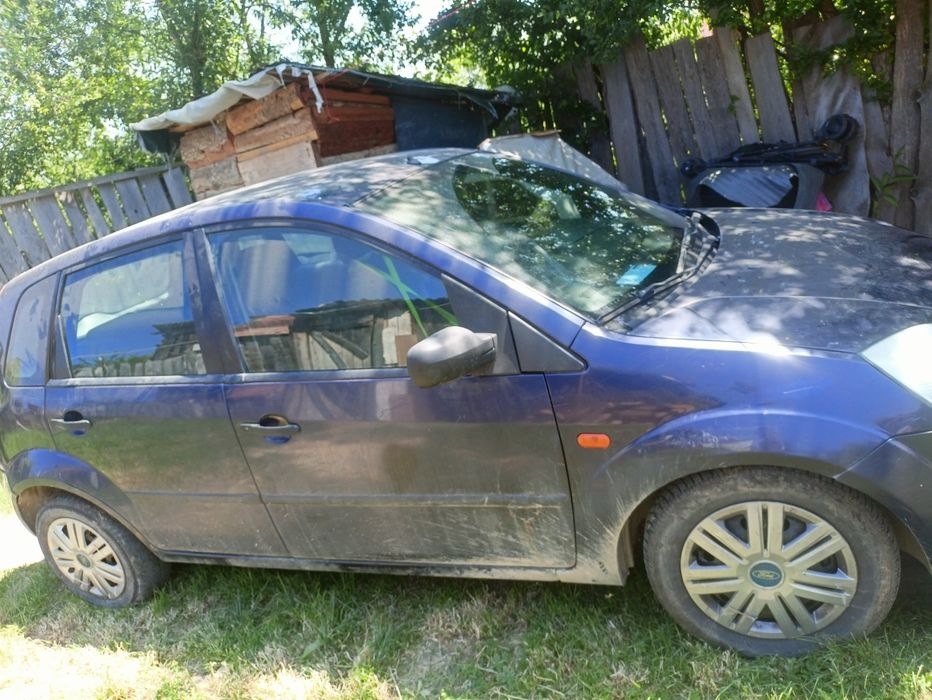 Vând Ford fiesta