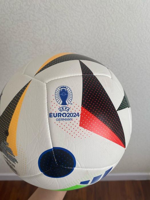 мяч оригинал и с автографами футболистов ФК АКТОБЕ.ПРОДАЮ СРОЧНО!!!