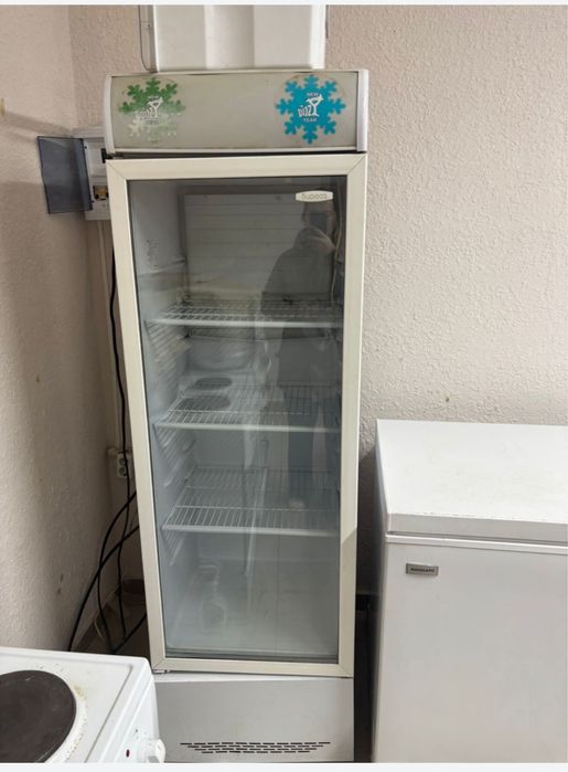 Продам Витринный холодильник