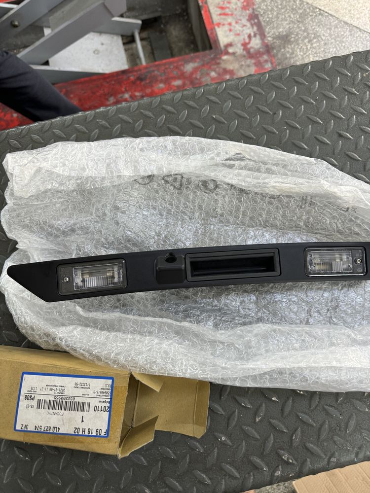 Audi q7 задни светлини под багажника