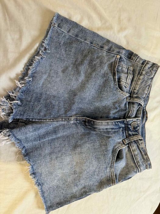 Неоново зелена пола-панталонки и дънкови панталонки