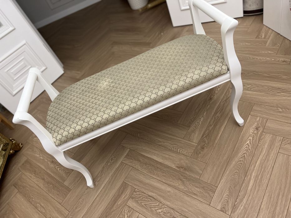 Кушетка , Банкетка . Стол .