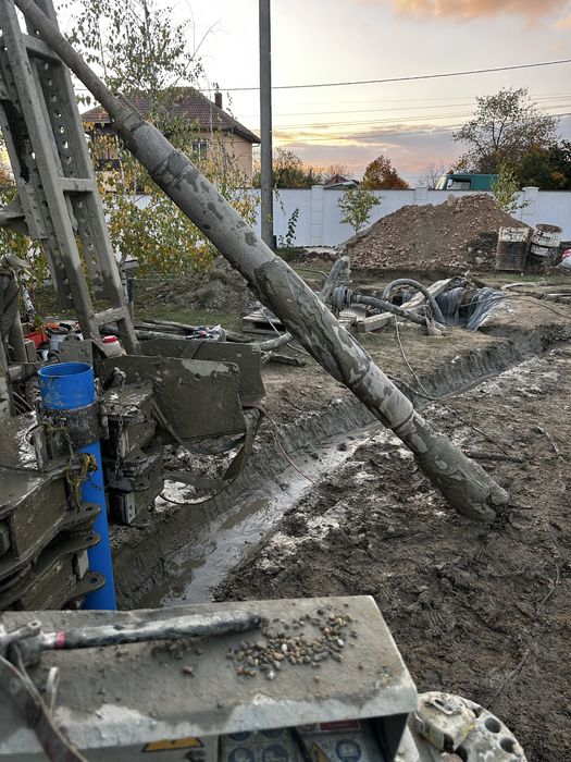 Executam foraje pentru puturi de apa, piloni, geotehnic si mediu.