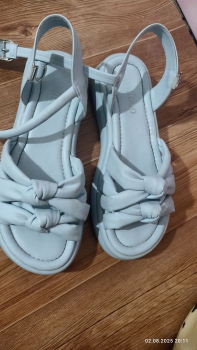 Продам кожаные босоножки 37 р