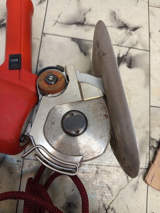 Дискова кроялна ножица работи перфектно