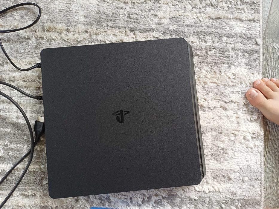 Ps4 slim 500gb+1controller,cablu de reincarcare si 6 jocuri.