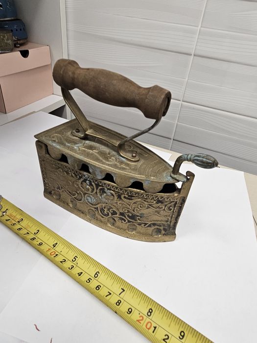 Fier ce călcat din bronz.