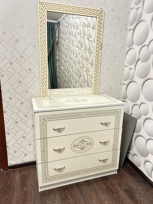 Комод с зеркалом