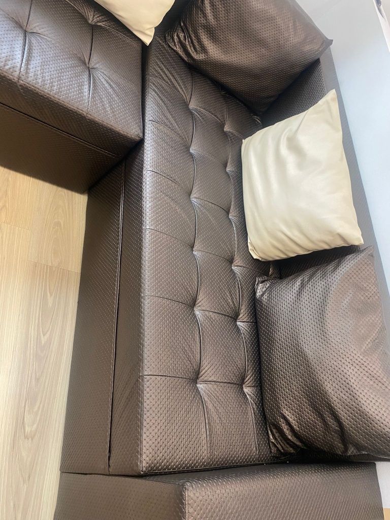 Vând colțar cu pat detașabil cu măsuță și 8 perne