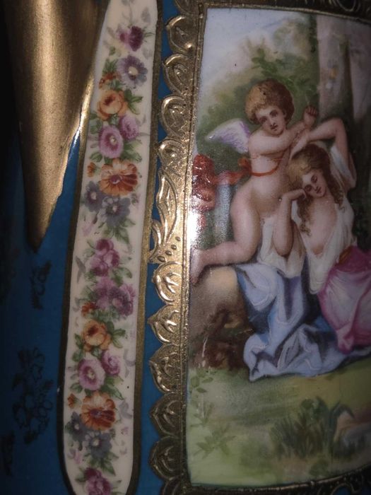 Антикварна ръчно декорирана френска порцеланова ваза, XIX век