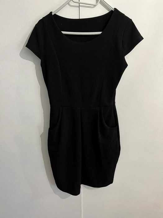 Rochie neagra scurta cu buzunare si maneca scurta marime S