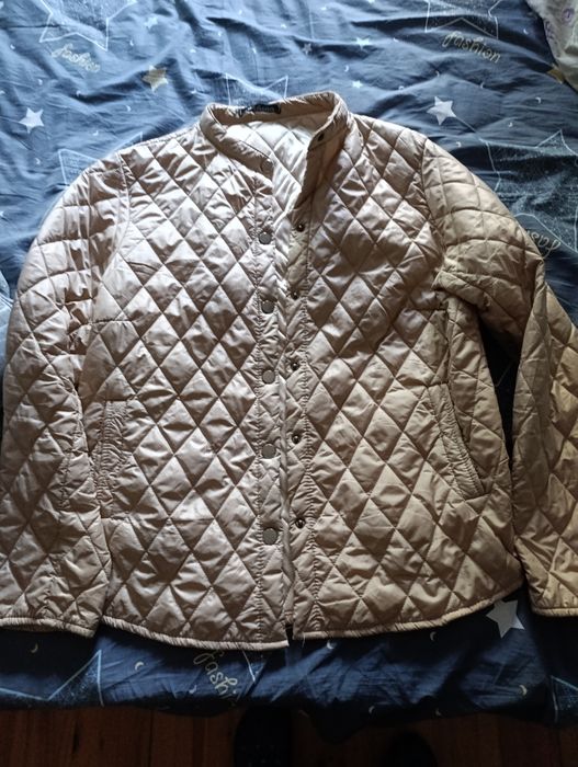 Лёгкая курточка,в хорошем состоянии,нигде нет изьянов.