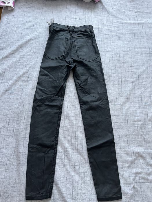 Pantaloni de piele mulati