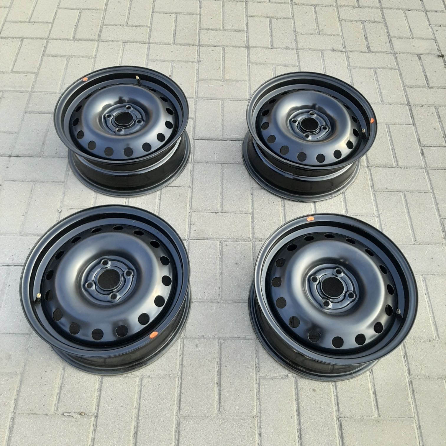 Продам диски и колпаки R15