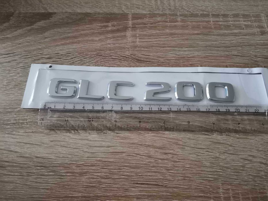 сребрист надпис Mercedes Benz GLC 200