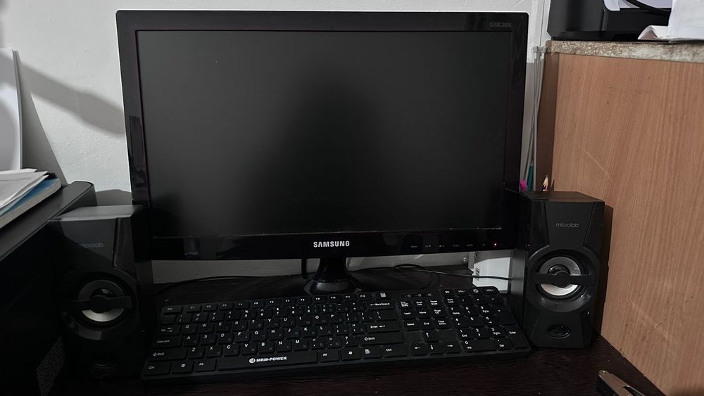 Компьютер, процессор,колонка, клавиатура  всё вместе