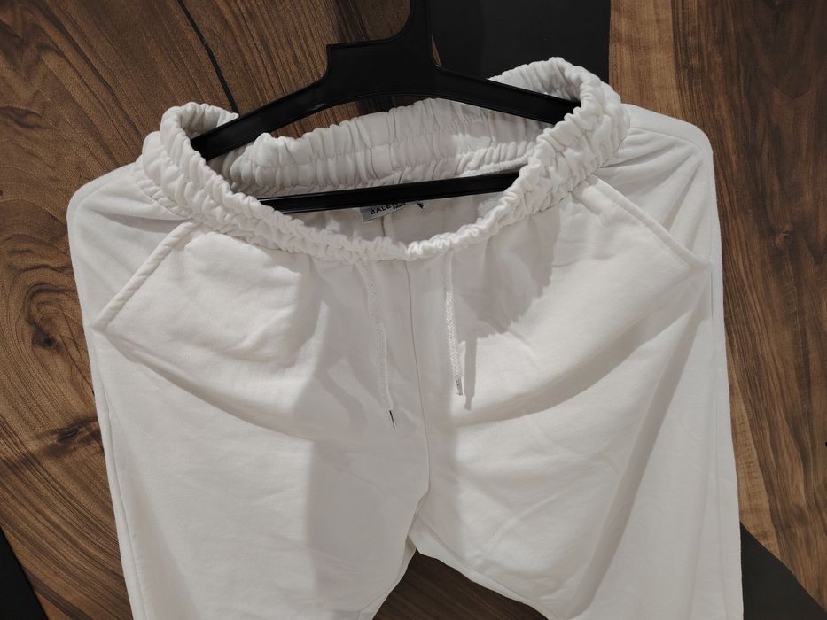 Яке Only, анцунг Balenciaga, блуза Reserved