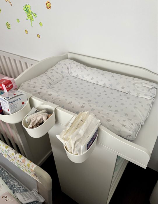 Set bebeluș IKEA: pătuț, masă înfășat și saltele + bonusuri