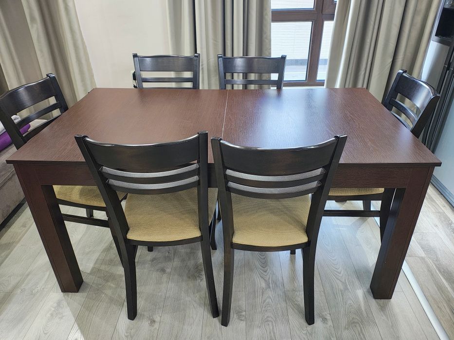 Разтегателна трапезна маса с 8 стола и холна маса комплект