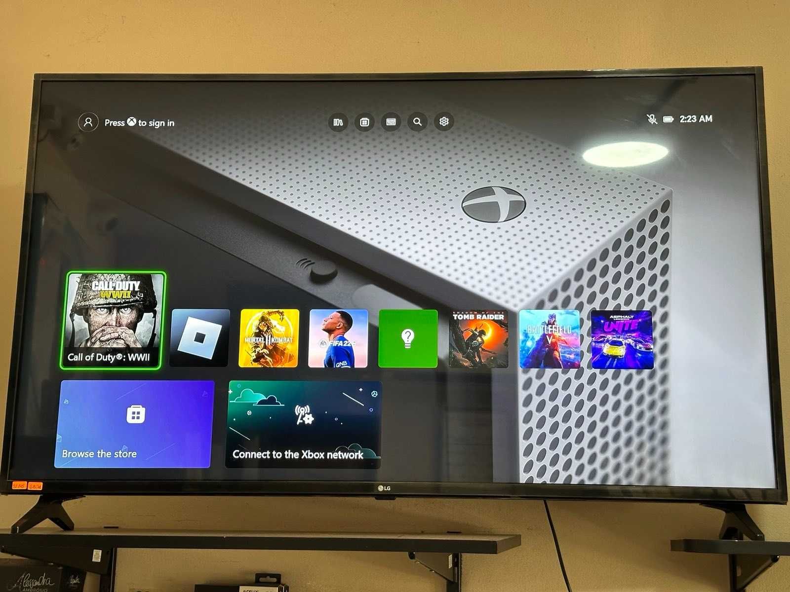 Xbox One S 1TB 2 джойстика и 1 игра