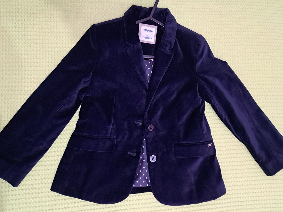 Кадифено сако за малка госпожица размер 6-7 г/122 см. Mayoral
