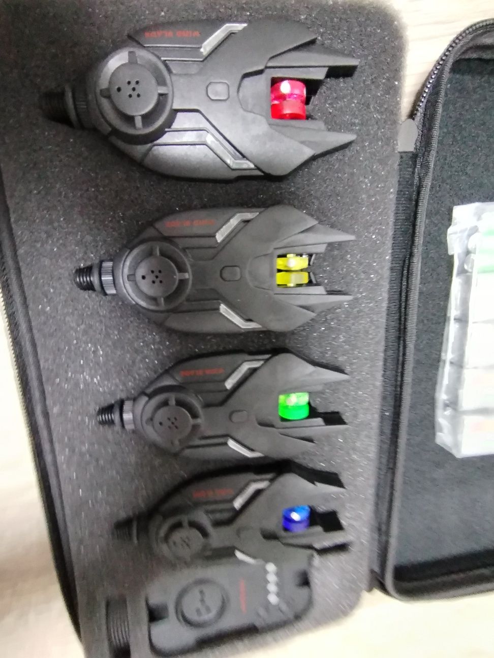 Set 4 senzori cu statie Windblade

Senzorii :

reglare ton
volum 
mu