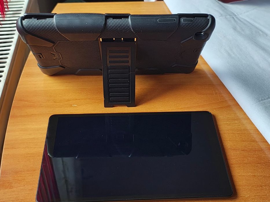 Tableta Samsung 10" cu slot de card si sim  + husa protectie in stare