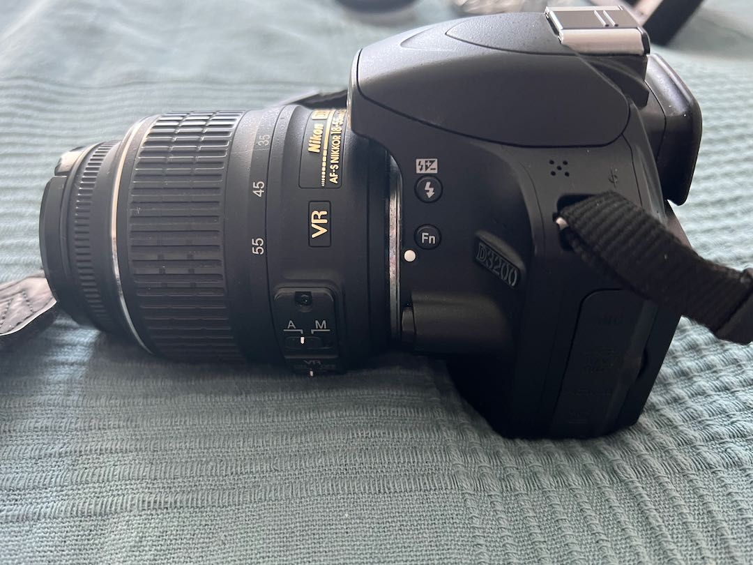 DSLR NIKON D3200 black, obiectiv 18-55mm VR + geanta + SD card 16 GB