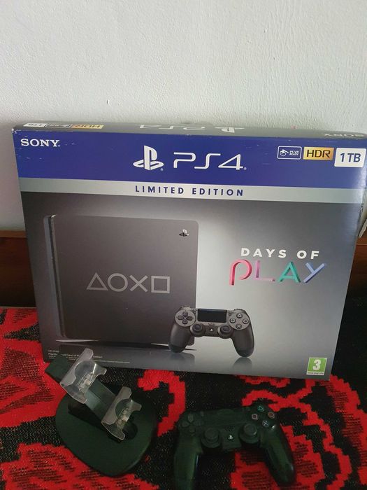 Playstation 4 + 2 manete,3 jocuri