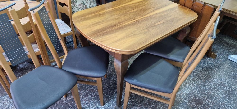 Masa cu 4 scaune din lemn masiv