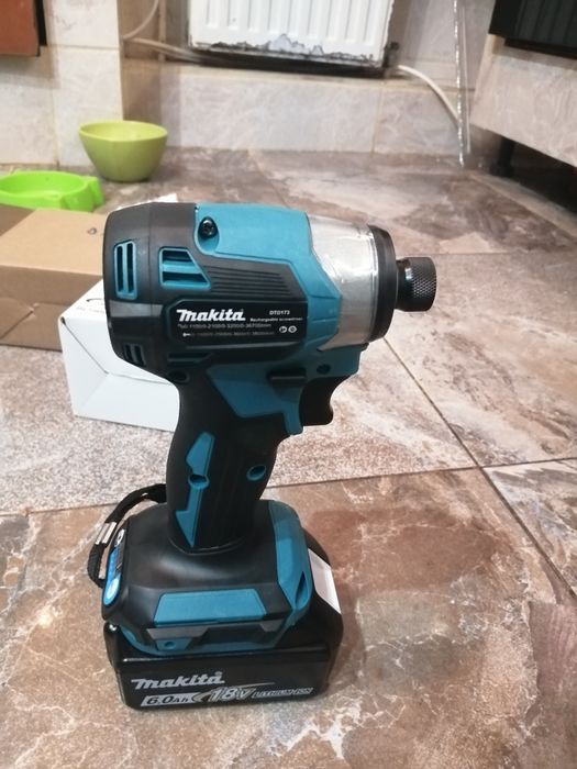 Impact Makita DTD 173 cu baterie de 6A