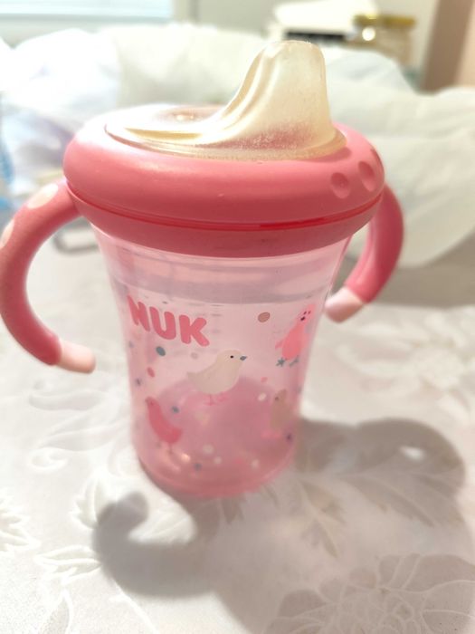 Шишета и неразливащи се чаши