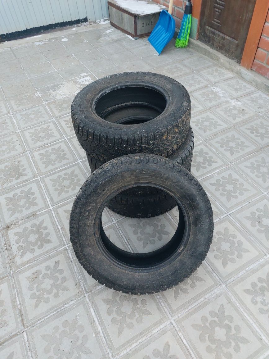 Продам зимнюю, шипованную резину.
