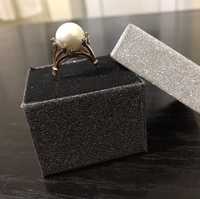 Продается бриллиантовое кольцо с жемчугом 585 пробы.