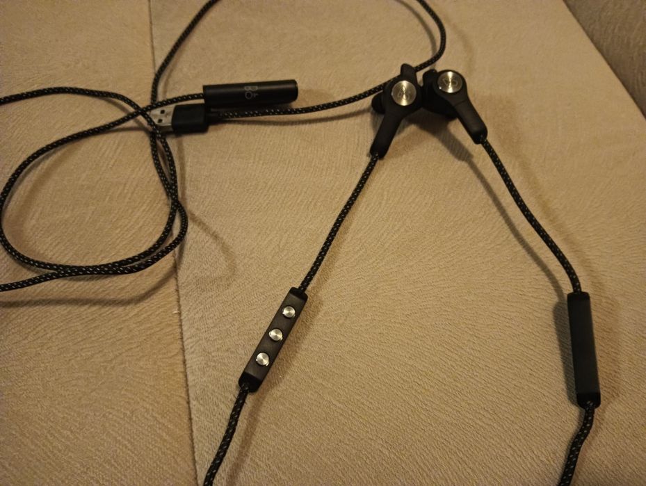 Casti in-ear Bang & Olufsen fara fir bluetooth BeoPlay E6 microfon