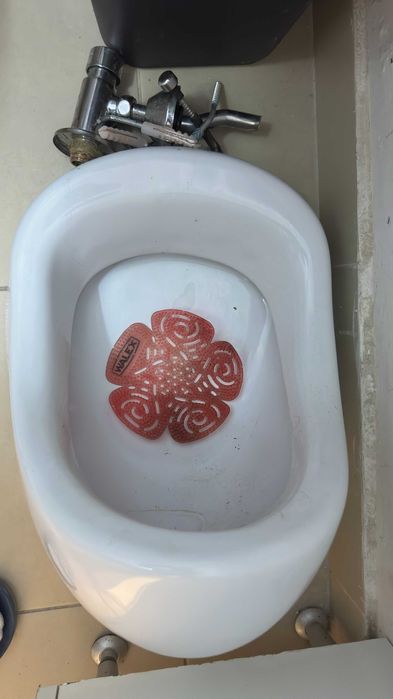 Pisoar ceramic alb cu robinet inclus