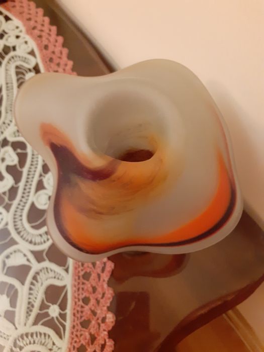 Vază, model deosebit,formă de pălărie,înaltă de 20 cm