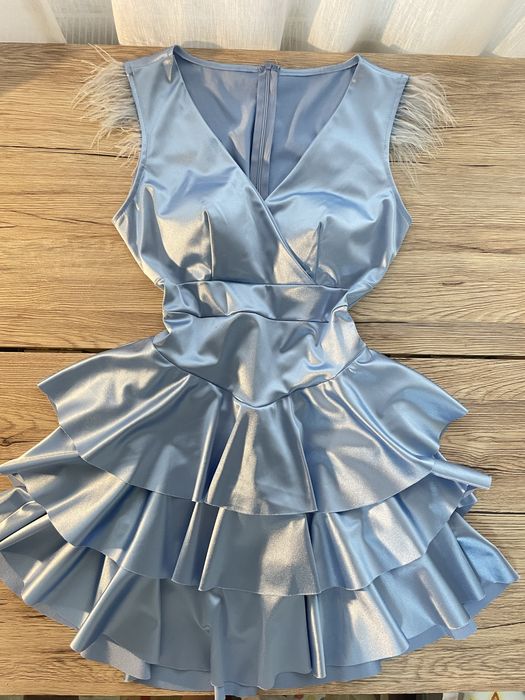 Rochie scurtă bleu satinat cu volane și pene la umeri