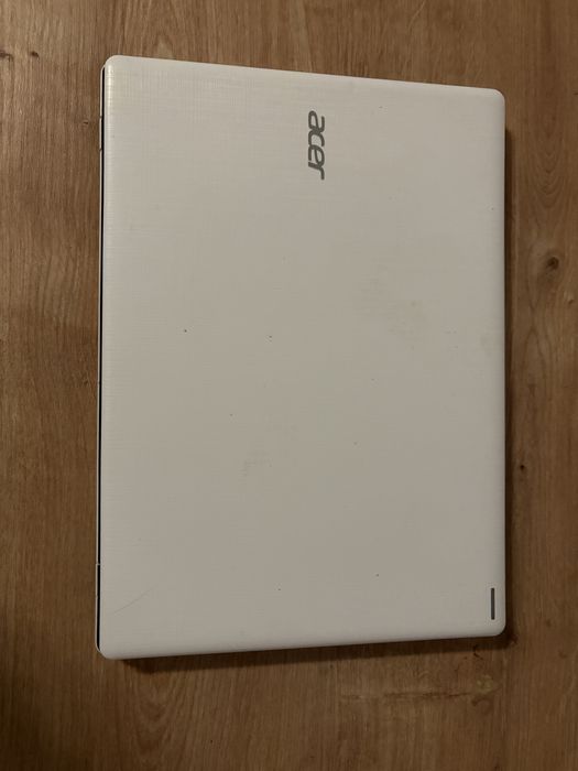 laptop acer alb cu display-ul intact nu are nimic spart