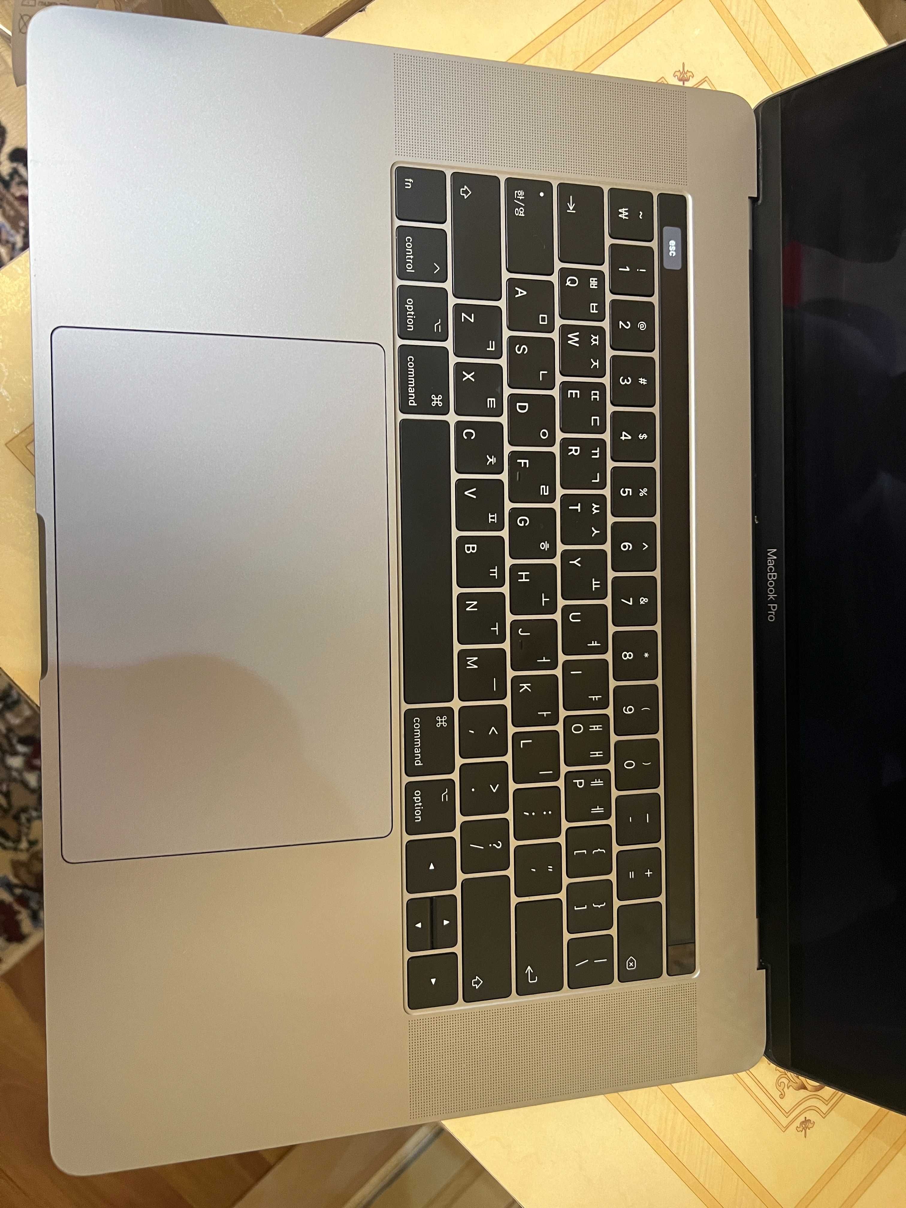 Macbook Pro 15-inch, 2017, i7, 16/256, Touchbar