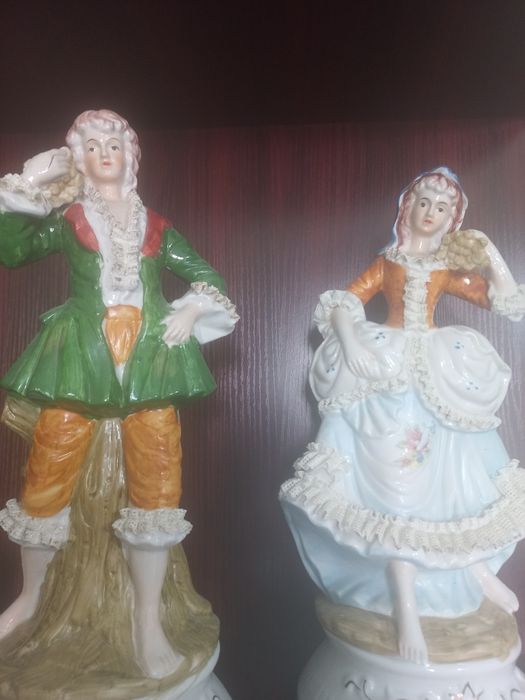 Продам фарфоровые статуэтки.производство Германия.высота 50 сантиметро
