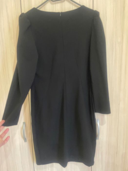 Стилна черна рокля с дантела на диколтето